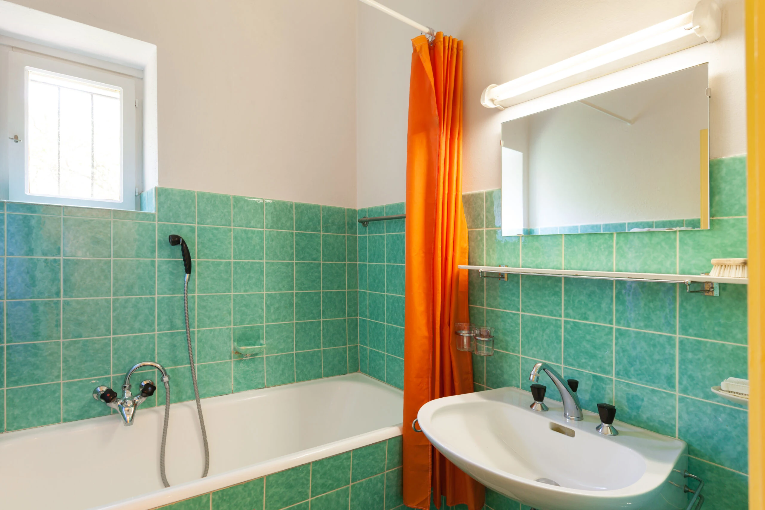 Badkamer vóór renovatie door RS Constructie